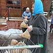 Раздача кондитерских изделий