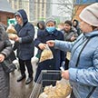 Раздача кондитерских изделий