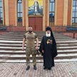 Встреча настоятеля храма Державной иконы Божией Матери в Чертанове игумена Митрофана с представителем воинского подразделения, которому на приходе регулярно оказывается помощь