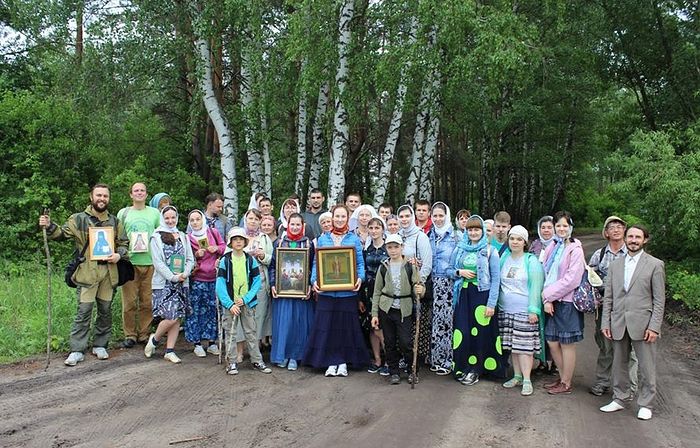 Белгородские молодые крестоходцы с иконой преп. Аполлинария (Масалитинова).20 мая 2018 г.