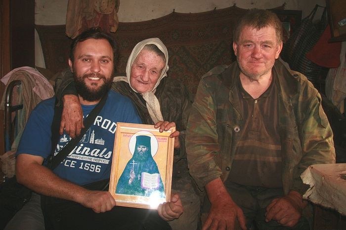 П. Альбощий в деревне Неведомый Колодец с дальними родственниками преподобномученика Масалитиными