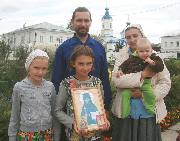 Семья верхотурского краеведа и экскурсовода В. Дьяченко с иконой преподобномученика Аполлинария