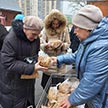 Раздача кондитерских изделий