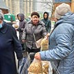 Раздача кондитерских изделий