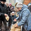Раздача кондитерских изделий