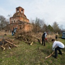 Субботник в полуразрушенном храме