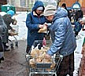 Раздача кондитерских изделий