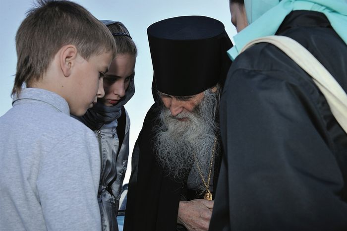 Схиархимандрит Илий и дети. Фото Алексей Ловен.