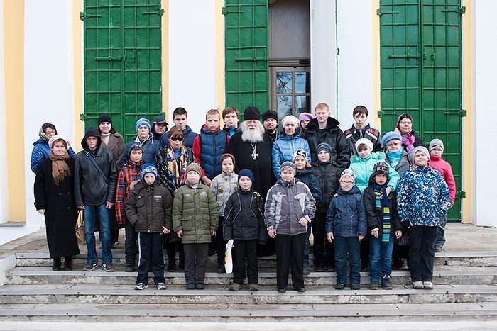 Протоиерей Валериан у храма в селе Акулово с детьми