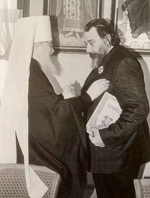 Митрополит Смоленский и Калининградский Кирилл (ныне — Святейший Патриарх) вручает Владимиру Маторину орден святого благоверного князя Даниила Московского. 1998