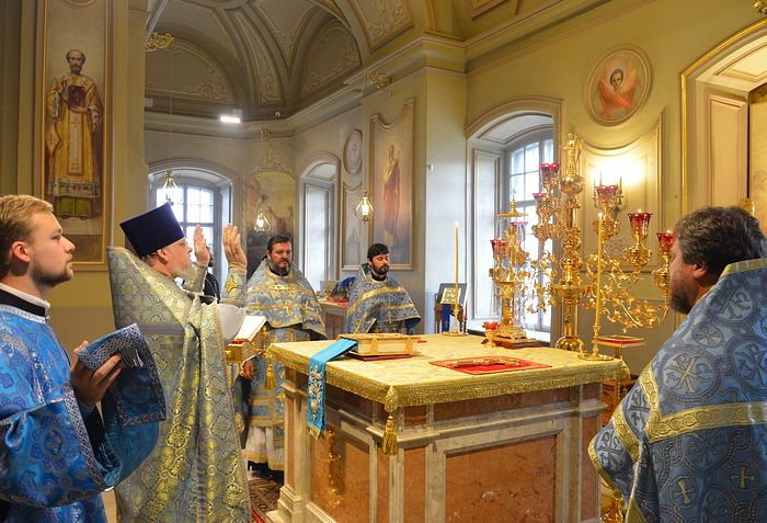 За литургией в храме сщмч. Климента, папы Римского