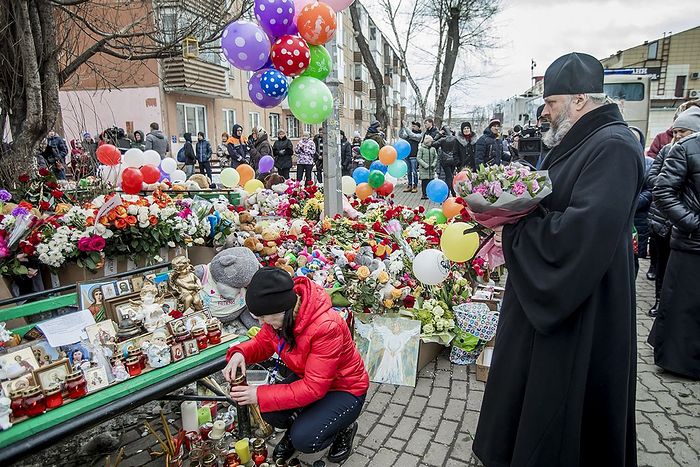 Митрополит Кемеровский и Прокопьевский Аристарх возложил цветы к стихийному мемориалу возле здания сгоревшего торгового центра. Сюда уже более суток кемеровчане несут цветы, детские игрушки и сладости в память о погибших, среди которых &ndash; множество детей