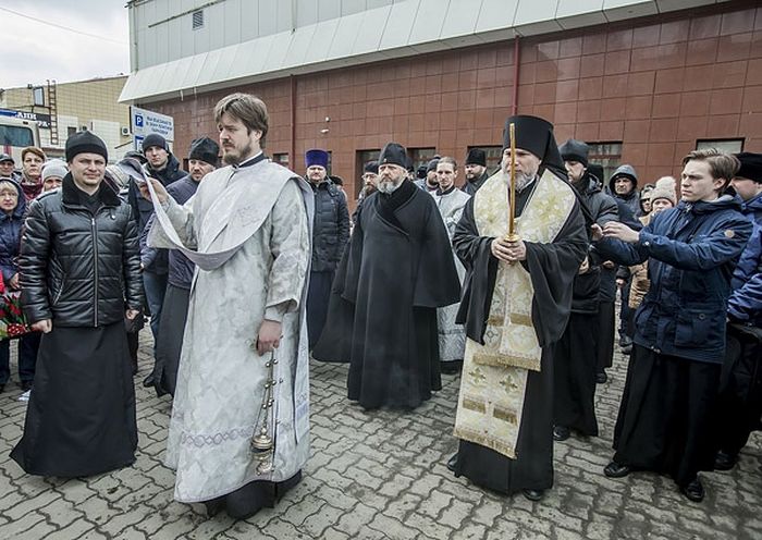 Лития у здания сгоревшего торгового центра в Кемерове
