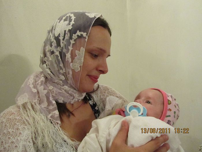 Крестины сохраненной Кати. Катя – 5-й ребенок в семье. Мама Татьяна (ей 31 год) первого своего ребенка родила в 16 лет. Подопечные фонда «Семья и детство»