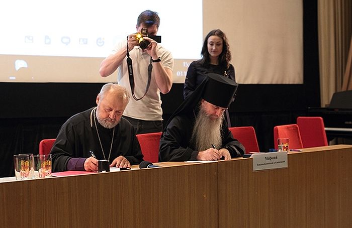 Подписание соглашения о вхождении в общецерковную сеть реабилитационных центров «Обитель исцеления» Выборгской епархии. Документы подписали руководитель Координационного центра по противодействию наркомании Синодального отдела по благотворительности епископ Каменский и Алапаевский Мефодий и руководитель организаций церковной помощи наркозависимым «Обитель исцеления» протоиерей Сергий Бельков. Фото Антона Лосева