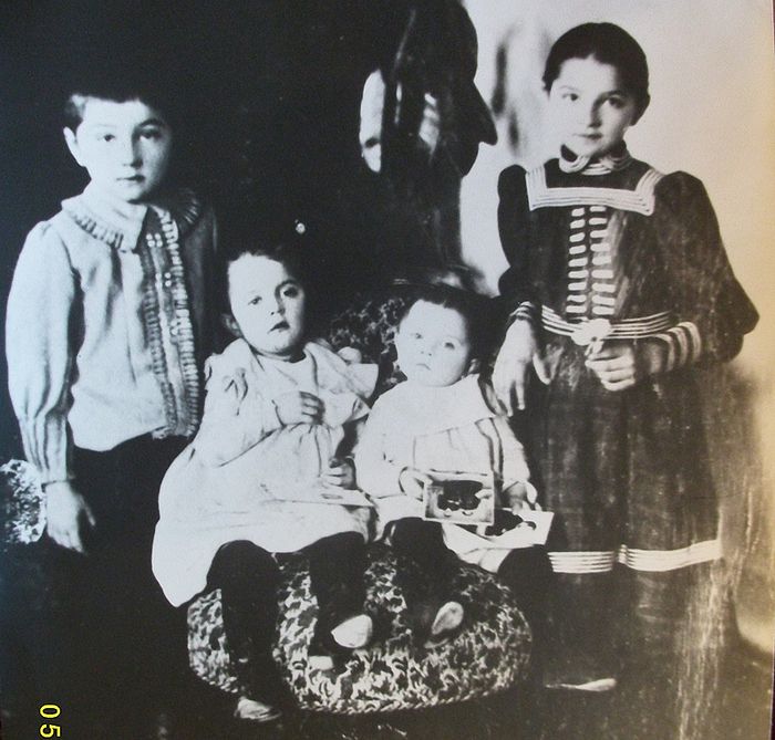 Дети отца Николая Дорохольского. Стоят: справа Вера (мать В. Григоревича), слева Лев (отец Николая Дорохольского). Сидят: слева Татьяна (сейчас в Москве), справа Валентина (сейчас в Одессе)