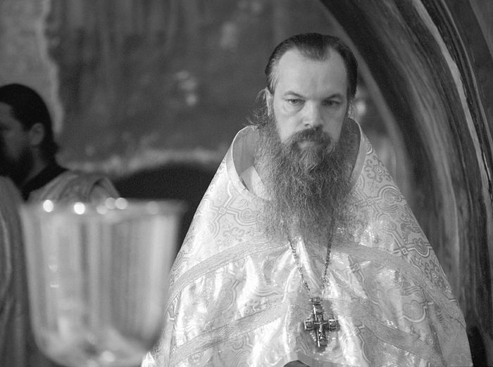 Тогда еще архимандрит Алексий. Крест, переданный по наследству теперь уже епископу Тихону (Шевкунову)