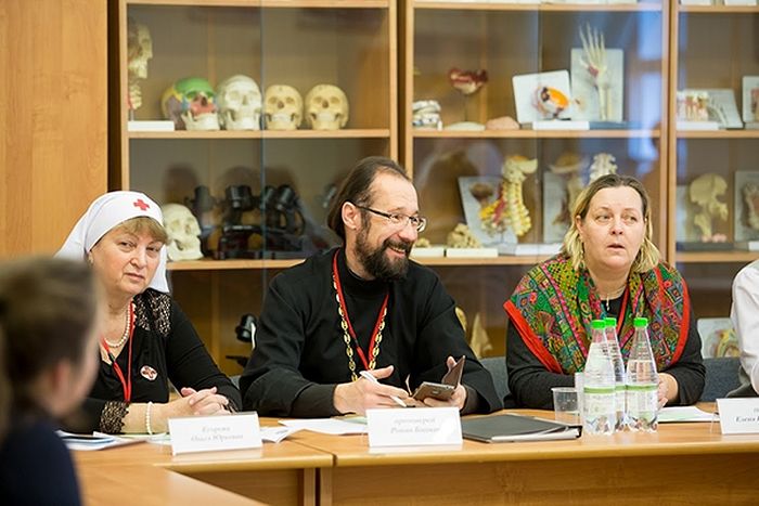 Руководитель ресурсного центра паллиативной помощи ВИЧ-инфицированным Свято-Димитриевского сестричества Ольга Егорова, настоятель храмов Живоначальной Троицы и Воскресения Христова при НИИ скорой помощи им. Н.В. Склифософского протоиерей Роман Бацман, заведующая отделением интенсивной терапии московской инфекционной клинической больницы №2 Елена Петрова