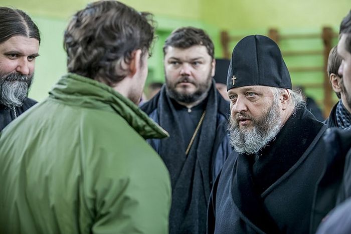 Архиереи пообщались с родными и близкими жертв трагедии, утешили и ободрили их. В оперативном штабе находятся люди, которым до сих пор ничего не известно о судьбе пропавших без вести близких