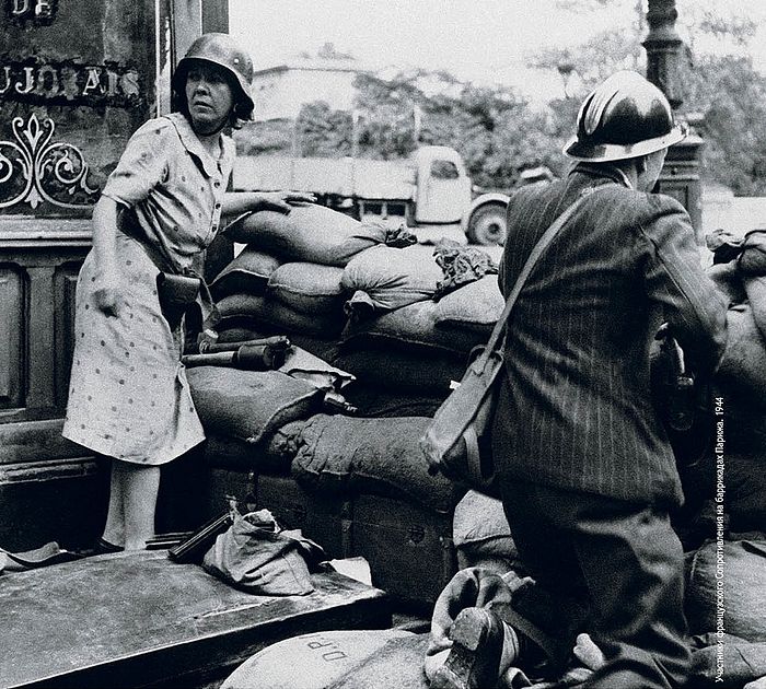Участники французского Сопротивления на баррикадах Парижа. 1944