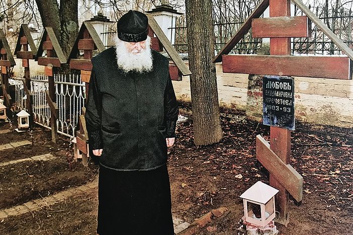 Протоиерей Валериан Кречетов у могилы матери &mdash; Любови Владимировны
