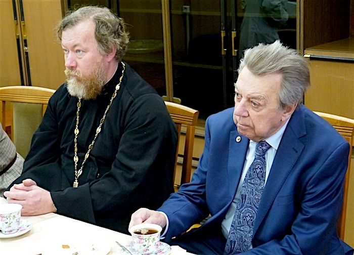 Председатель епархиального отдела по церковной благотворительности по городу Москве протоиерей Михаил Потокин и научный руководитель Научного центра психического здоровья, академик РАН, профессор Александр Тиганов