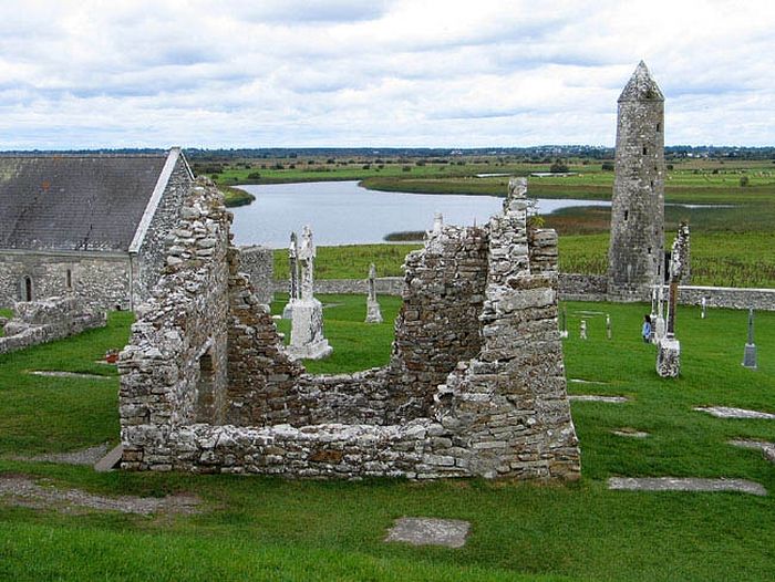 Церковь св. Киарана в Клонмакнойсе (фото с сайта 'Saints and Stones')