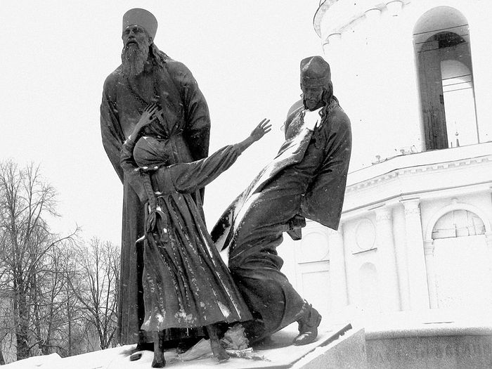 Памятник священникам и мирянам &mdash; жертвам советской власти в городе Шуя Ивановской области около колокольни Воскресенского собора