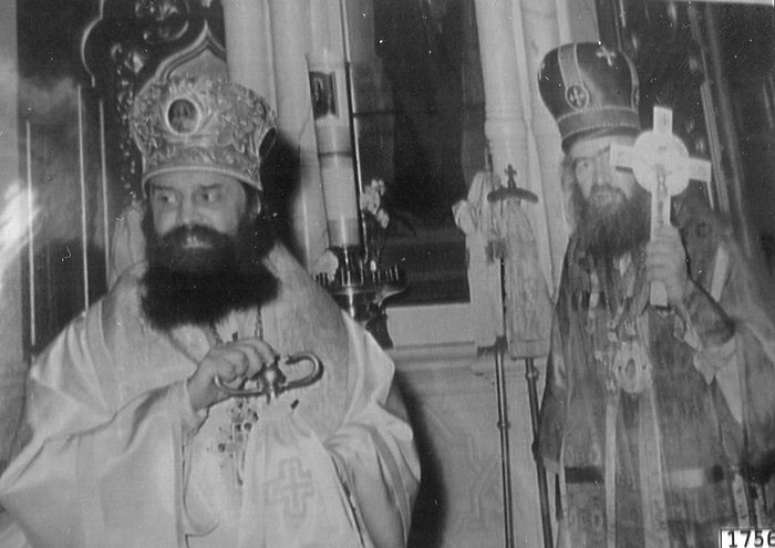 Епископ Женевский Антоний (Бартошевич) (слева) после своей хиротонии собором архиереев во главе с архиепископом Западно-Европейским Иоанном (Максимовичем) (справа). Женева, 1957 год