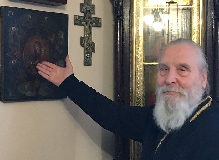 Протоиерей Георгий Бреев показывает в своей келье икону «Неопалимая купина»