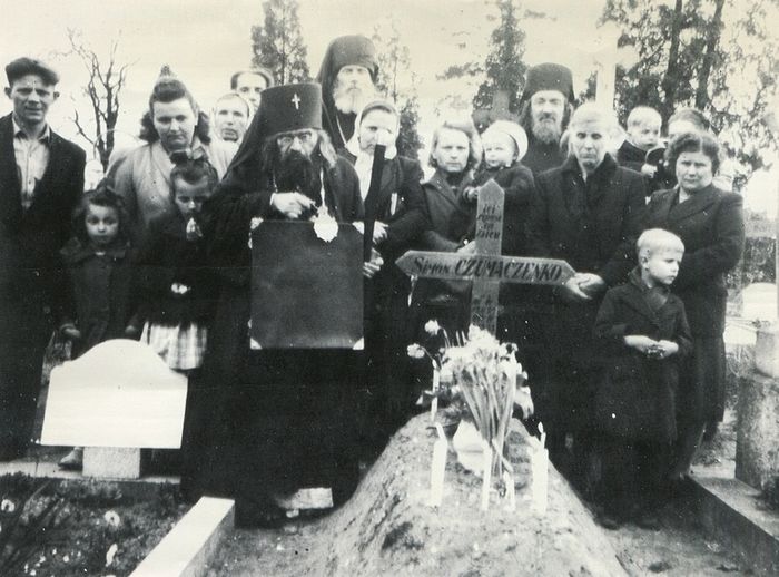 Владыка Иоанн на могиле бывшего царского Георгиевского кавалера и корниловца. Девочка справа от него за спиной - Елена Тихонович, будущая монахиня Феодосия